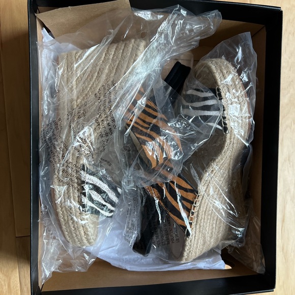 Kenneth Cole espadrille wedge shoe animal print size 7.5 - Picture 6 of 7